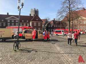 Bei dem Großschadensereignis am Kiepenkerl wurden Rettungskräfte auf dem Domplatz zusammengezogen. (Foto: Kay Domhardt)