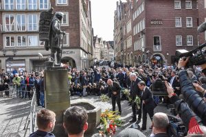 Am Kiepenkerl legten Oberbürgermeister Markus Lewe, NRW-Ministerpräsident Armin Laschet, Bundesinnenminister Horst Seehofer und NRW-Innenminister Herbert Reul Blumen nieder. (Foto: th)