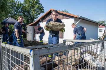 Das THW Münster unterstützt die Ermittler in der Kleingartenanlage. (Foto: Thomas Hölscher)