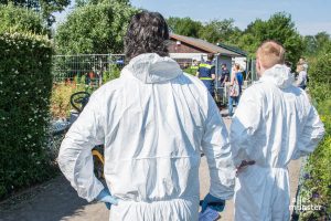 Am 14. Juni wurde der Tatort, die Gartenlaube in Kinderhaus, ein letztes Mal gründlich untersucht und dabei Stück für Stück auseinander genommen. (Foto: Thomas Hölscher)