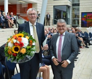 Innenminister Herbert Reul (r.) verabschiedet Regierungspräsident Prof. Dr. Reinhard Klenke (l.) (Foto: Bezirksregierung Münster)