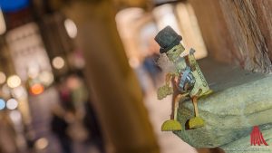 Eine der kleinen Figuren: das „Onkel Willi“-Korkmännchen an der Rathaustreppe. (Foto: wf / Weber)