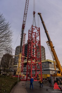 An den Bettentürmen wird ein über 90 Meter hoher Kran für die Sanierungsarbeiten aufgebaut. (Foto: wf) 