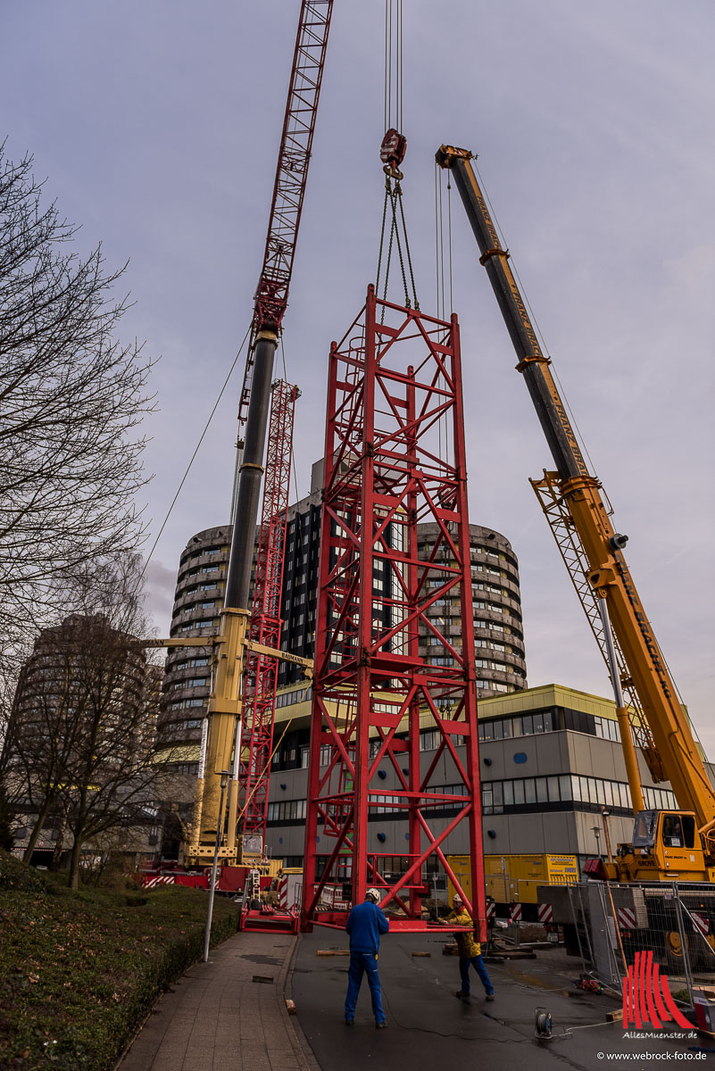 An den Bettentürmen wird ein über 90 Meter hoher Kran für die Sanierungsarbeiten aufgebaut. (Foto: wf)