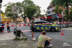 Der stadtbekannte Müllsammler von Kinderhaus ist erneut auf einen Baukran geklettert. Für die Dauer des Polizeieinsatzes ist die Hammer Straße gesperrt. (Foto: Michael Bührke)