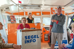 Launiger Eigner auf lauschiger Aaseefahrt: Peter Overschmidt präsentiert die "Kultur Kombüse". (Foto: Michael Wietholt)