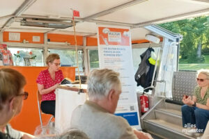 Henrike Jütting liest gekonnt aus ihrem spannungsgeladenen Münster-Krimi "Spiel im Nebel". (Foto: Michael Wietholt)