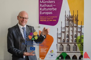 Oberbürgermeister Markus Lewe mit dem Europäischen Kulturerbe-Siegel, mit dem außer Münster und Osnabrück in Deutschland nur noch das Hambacher Schloss ausgezeichnet wurde. (Foto: th)