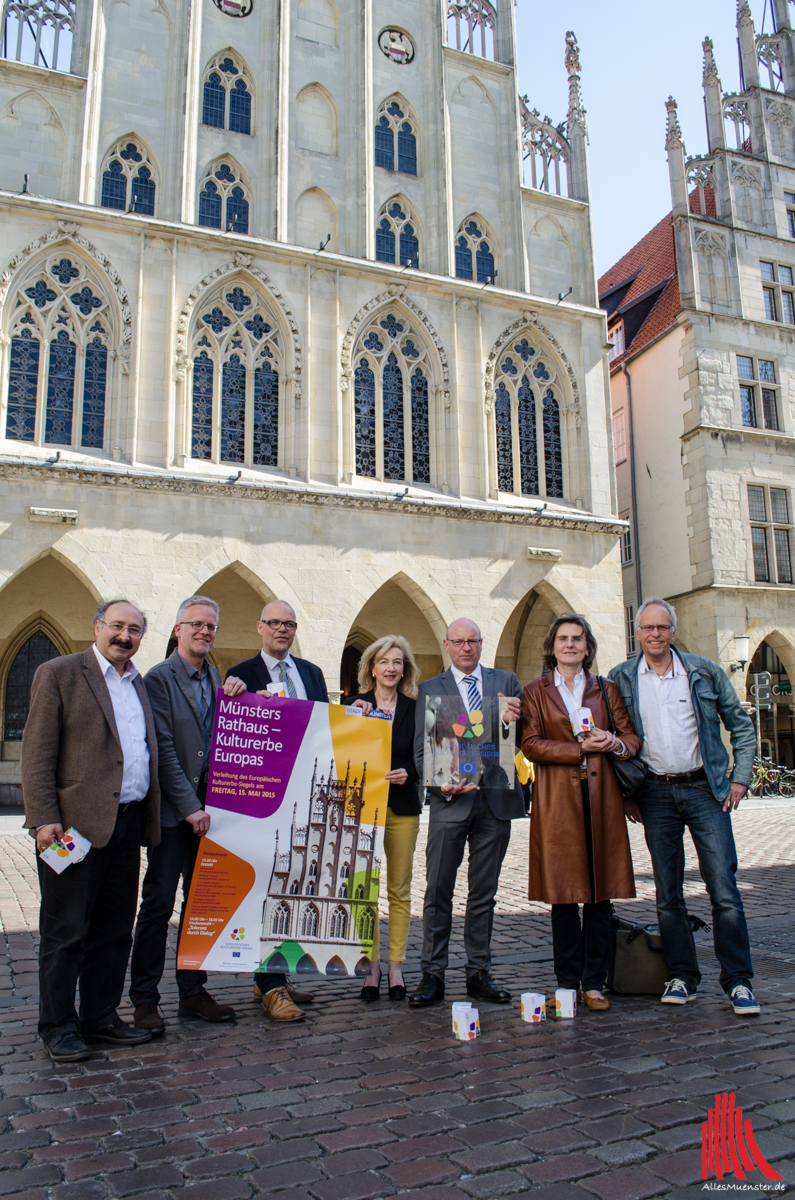 Präsentieren stolz das Logo zu den Feierlichkeiten rund um das Europäische Kultursiegel (v.l.): Dr. Ömer Lütfü Yavuz (Integrationsrat Münster), Dr. Jens Dechow (Trägerkreis Münsteraner Friedensmahle), Stadtdirektor Hartwig Schultheiß, Bernadette Spinnen (Münster Marketing), Oberbürgermeister Markus Lewe, Prof. Dr. Barbara Stollberg-Rilinger (Exzellenzcluster „Religion und Politik“) und Peter Wolter (ADFC Münster). (Foto: th)