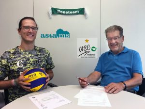 Ulrich Rittmann vom Referat für Diversity und Kultur des AStA und Gunter von Hedenström, Vizepräsident des USC Münster bei der Vertragsunterschrift. "Fußball, Basketball und jetzt endlich auch Volleyball. Studieren in Münster wird somit noch attraktiver", zeigte sich Ulrich Rittmann erfreut. (Foto: USC Münster)