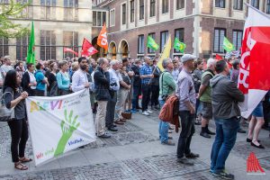 Mehrere hundert Menschen folgten dem Aufruf zur Kundgebung in den Rathausinnenhof. (Foto: th)