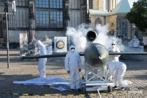 Den Zweiten Weltkrieg verbildlichte Kirchner auch mit Nachbau einer deutschen V1-Rakete, die hier zum wesentlichen Element einer szenischen Inszenierung des Krieges wurde. (Foto: Thomas Hölscher)