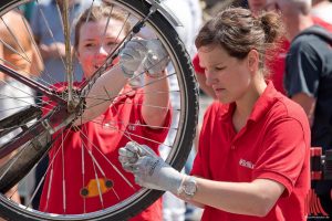 Freiwillige der Firma Brillux statteten Fahrräder kostenlos mit Speichenreflektoren aus. (Foto: Michael Bührke)