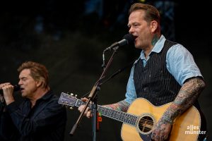 Gemeinsam mit Gitarrist Kuddel (re.) gab Campino Fußball-Songs und Hosen-Klassiker zum Besten (Foto: Thomas M. Weber)