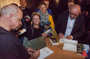 Ein großer Teil des Publikums nutzt die Pause, um sich die mitgebrachten oder vor Ort gekauften Bücher individuell signieren lassen. (Foto: th)