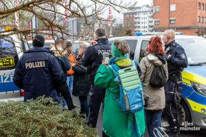 Die Polizei stellte die Identitäten von neun Personen fest, die offenbar an der Aktion der Gruppe "Letzte Generation" teilnehmen wollten. (Foto: AM)