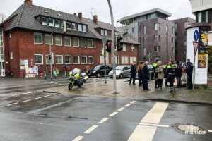 Die "Letzte Generation" nach der von der Polizei beendeten Aktion an der Von-Vincke-Straße. (Foto: Michael Bührke)