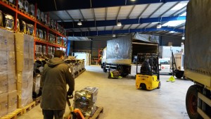 Der letzte Einsatztag - Paletten mit Bautrocknern aus Münster zurück im Logistikzentrum des DRK in Berlin. (Foto: DRK / Wiegmann)