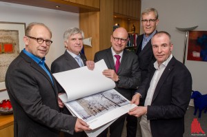 (v.l.:) Peter Witte, Heinz Daugart, Jörg Segebarth und Jens Lachmann vom Lions Club Münster Johann Conrad Schlaun überreichen Oberbürgermeister Markus Lewe (mi.) den ersten der neuen Benefiz-Kalender. (Foto: th)