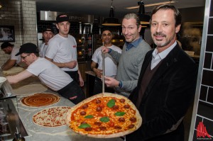 Klaus Rader (r.) und Friedemann Finteis (2.v.r.) präsentierten bei der Eröffnung der 41. L'Osteria Filiale in Münster persönlich die leckeren und 45 Zentimeter großen Pizzen. (Foto: th)