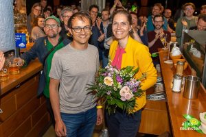 Robin Korte und Dorothea Deppermann wurden für ihren Erfolg als Direktkandidaten von Münsters Grünen im "Floyd" am Domplatz kräftig gefeiert. (Foto: Thomas Hölscher)