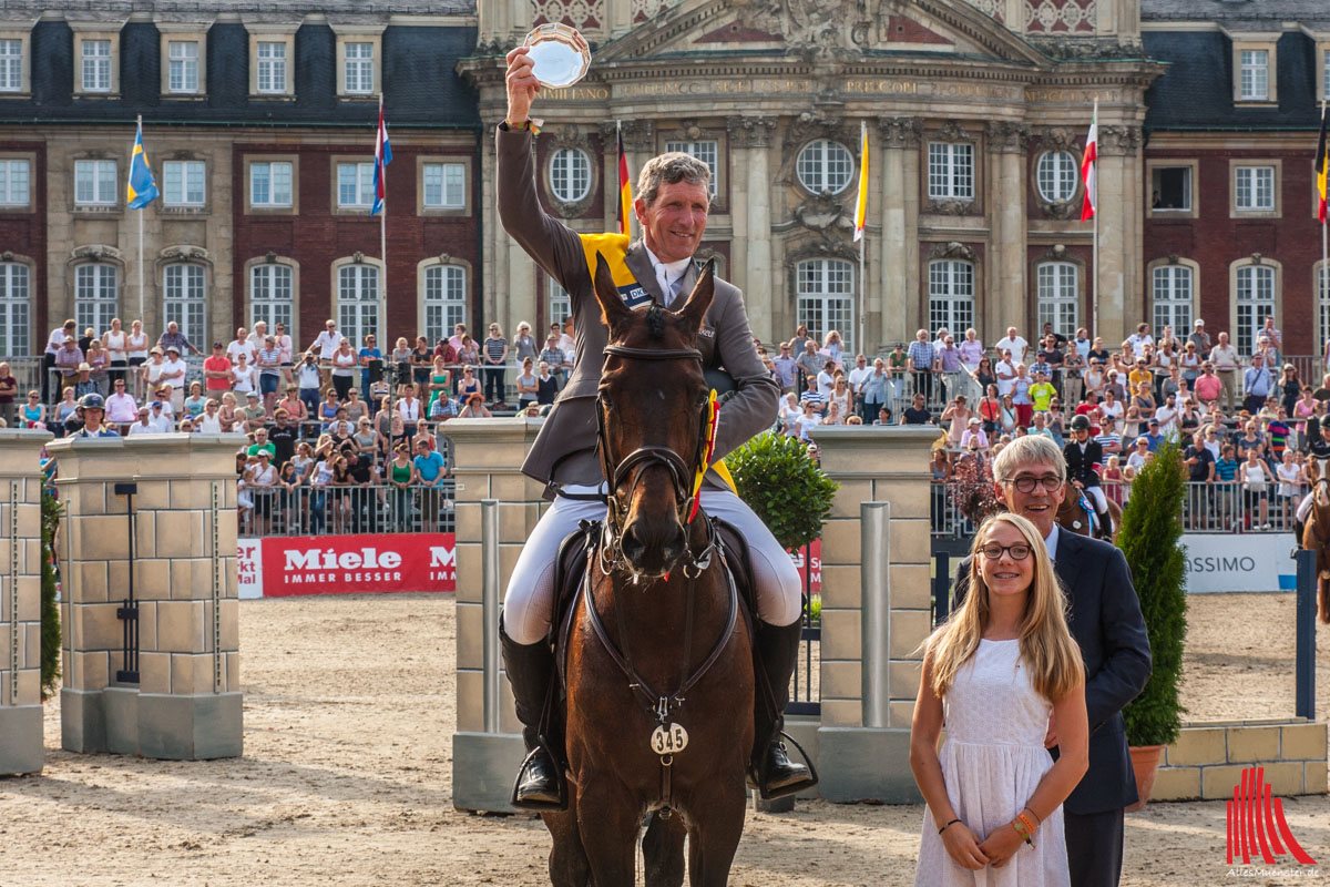 So sehen Sieger aus: Ludger Beerbaum freut sich über 20 Punkte in der DKB-Riders Tour-Wertung. (Foto: sg)