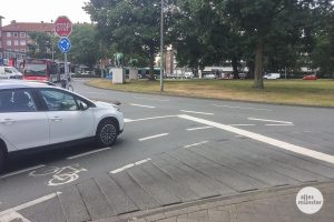 Die geriffelten Bereiche an den Zufahrtstraßen zum Kreisverkehr sollen Radfahrer davon abhalten, im unfallträchtigen „toten Winkel“ von Großfahrzeugen zu fahren. (Foto: Thomas Hölscher)