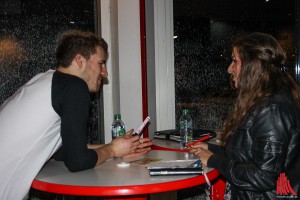 Luke Mockridge nach der Show im Gespräch mit Corina Rosa Clemente von ALLES MÜNSTER. (Foto: kut)