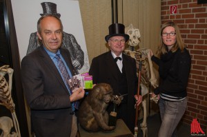 Dr. Bernd Tenbergen vom LWL-Naturkundemuseum (li.) und Zoosprecherin Stefanie Heeke mit Gerhard Schneider als Professor Landois und seinem Affen „Lehmann“. (Foto: th)