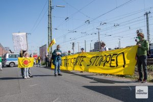 Teilnehmer der Mahnwache gegen den geplanten Atommüll-Transport am Alfred-Krupp-Weg am Güterbahnhof in Münster. (Foto: Thomas Hölscher)