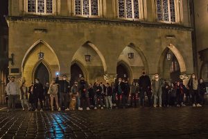 In der Nacht vor dem erneuten Lockdown nahmen über 60 Menschen an der Mahnwache vor dem Rathaus teil. (Foto: Tim Theodor)