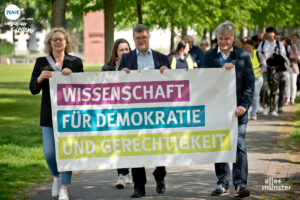 Bürgermeisterin Maria Winkel, Prof. Dr. Stephan Barth (Vizepräsident FH Münster) und Prof. Dr. Michael Quante (Prorektor Uni Münster) führten den "March for Science" an. (Foto: Bührke)