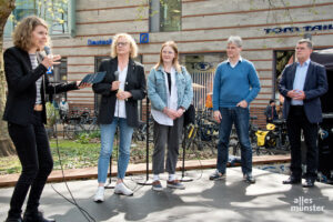 Während der Abschlusskundgebung, die von Dr. Elisa Franz (l.) moderiert wurde: Bürgermeisterin Maria Winkel, Madita Fester (AStA), Prof. Dr. Michael Quante (Prorektor Uni Münster) und Prof. Dr. Stephan Barth (Vizepräsident FH Münster). (Foto: Bührke)