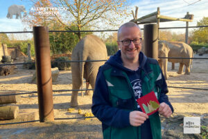Jörg Riehemann präsentiert im Allwetterzoo seine Grußkarten aus Elefantenkot. (Foto: Sebastian Rohling)