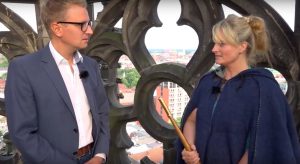 Simon Jöcker mit Türmerin Martje Saljé. (Foto: YouTube / Screenshot)