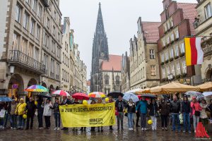 Um Punkt 17:30 Uhr konnte die Menschenkette geschlossen werden. (Foto: th) 