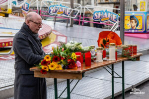 OB Markus Lewe legte heute am Tatort auf dem Send ein Blumengebinde nieder und gedachte dem Getöteten. (Foto: Thomas Hölscher)