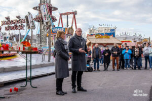 OB Lewe wandte sich mit einer Rede an die rund 200 Menschen, die sich dort versammelt hatten, wo gestern der Münsteraner getötet wurde. (Foto: Thomas Hölscher)