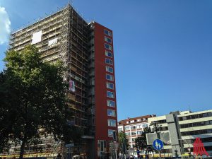 In dem neuen Hochhaus am Hauptbahnhof sind 130 Wohneinheiten entstanden. (Foto: th)