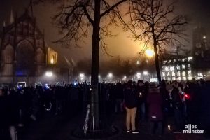 Der "Montagsspaziergang" startete auf dem Domplatz. (Foto: AM)