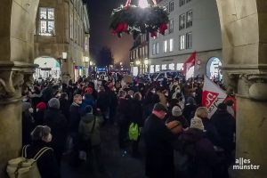 Nach Angaben von Bündnissprecher Carsten Peters protestierten rund 350 Menschen gegen die "Montagsspaziergänge" in Münster. (Foto: AM)