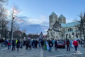 Beim letzten Montagsspaziergang soll es zu Bedrohungen gegenüber Gegendemonstranten gekommen sein. (Archivbild: Thomas Hölscher)