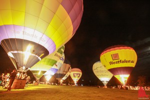 Das traditionelle Ballonglühen bei der 45. Montgolfiade. (Foto: rwe)