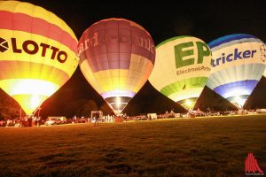 Ein Highlight der Montgolfiade ist das "Night-Glow“, das traditionelle Ballonglühen. (Foto: je)