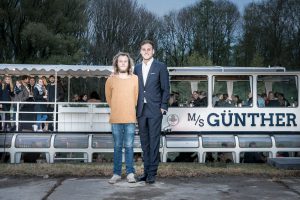 Oliver Trepper und Leon Windscheid (re.) laden auf die MS Günther. (Foto: Nils Heede)