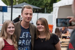 Joris mit unseren Leserinnen Christina (li.) und Paulina. (Foto: sg)