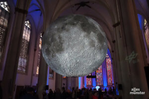 Rund um ein riesiges Mond-Modell des Künstlers Luke Jerram findet bis zum 20.12. der ökumenische Cityadvent in der Überwasserkirche statt. (Foto: Tessa-Viola Kloep)