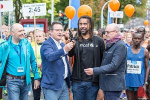 Für den Startschuss zum Münster Marathon sorgte Ex-Fußballer Patrick Owomoyela als Botschafter des Charity-Partners UNICEF. (Foto: Carsten Bender)