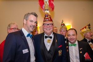 Falk Westerholt (li) und Oliver Schmidt von den Narrenfreunden Hiltrup mit Prinz Bernard I. (Foto: th)