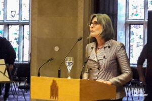 Professorin Dr. Barbara Stollberg-Rilinger klärte das Publikum anschaulich darüber auf, wie die Verhandlungen zum Westfälischen Frieden wirklich aussahen. (Foto: Ralf Clausen)